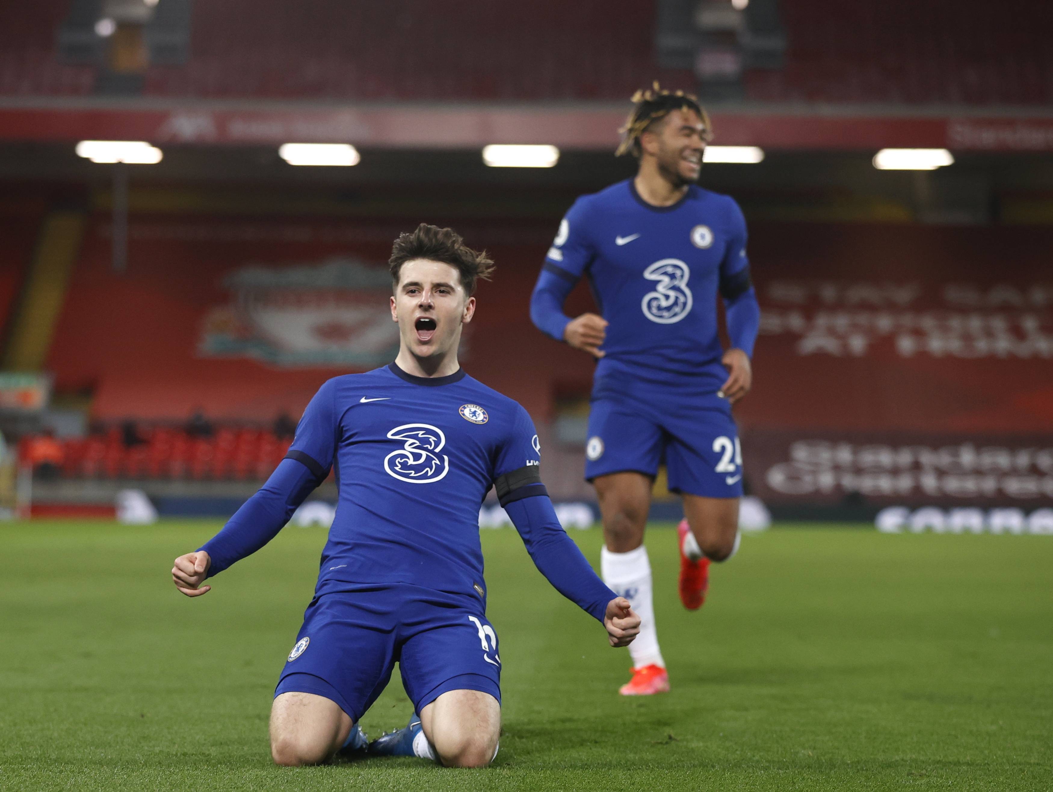 伸到守门员 伸到守门员