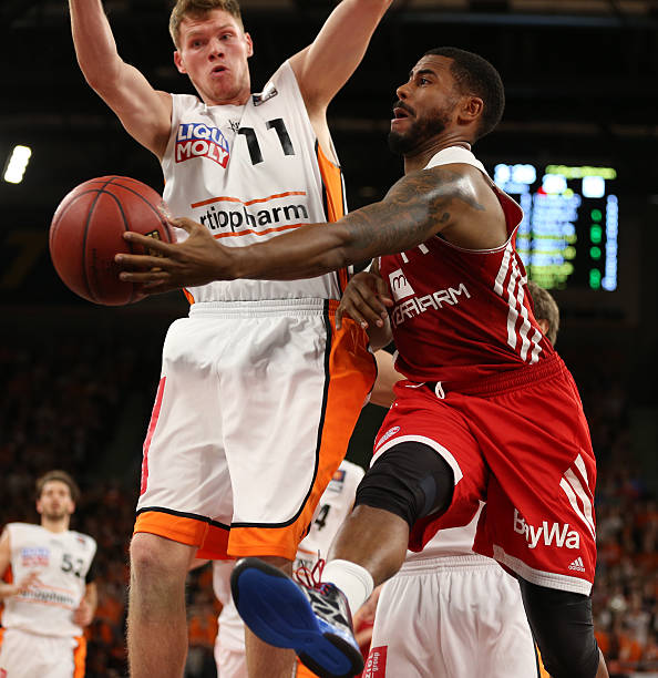 他们通过紧 他们通过紧